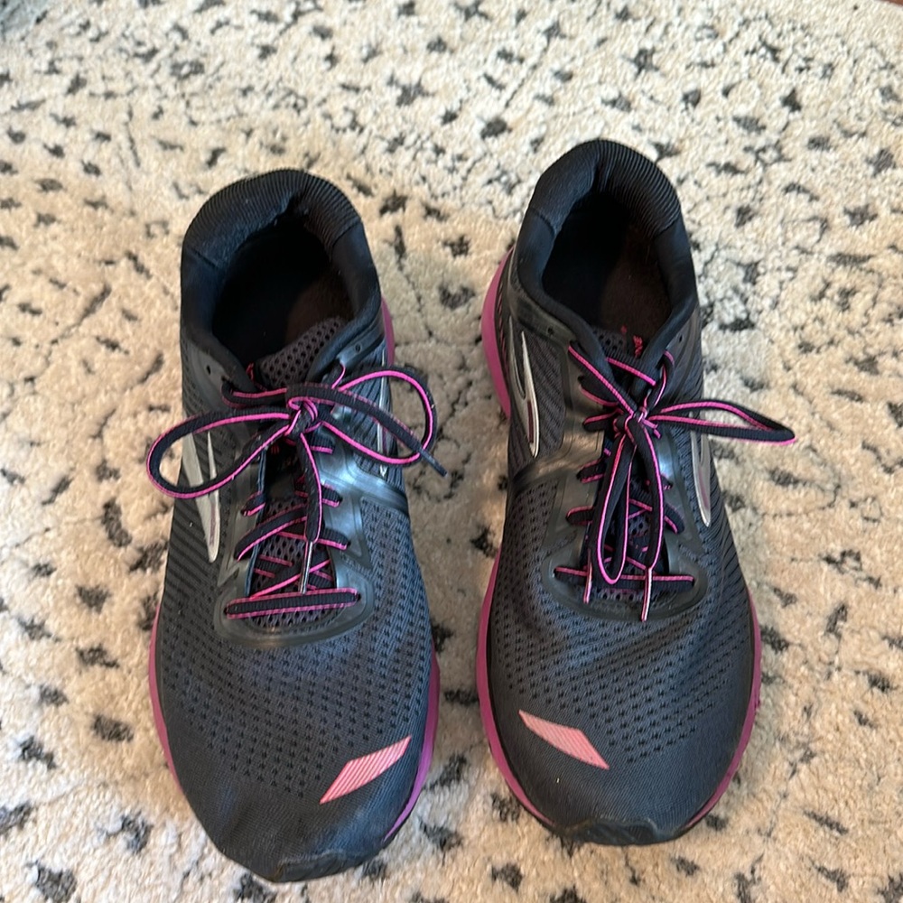 Women’s brooks adrenaline size 12